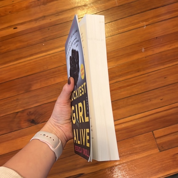 Luckiest Girl Alive by Jessica Knoll, paperback book - Picture 4 of 4